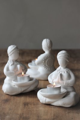 Majas Ljuslykta "Curvy Yoga" vit