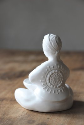 Majas Ljuslykta "Curvy Yoga" vit