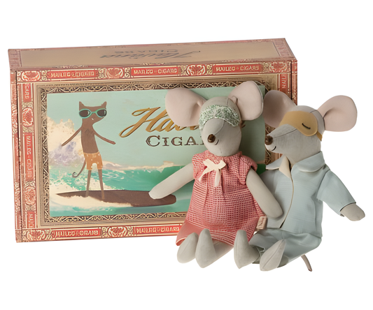 Köp Maileg Mum & Dad in cigarbox – Unik produkt från Taavola Gården