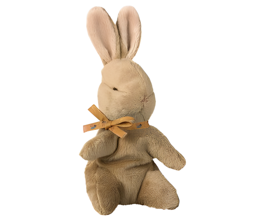 Köp Maileg Baby Bunny - ocher ribbon – Unik produkt från Taavola Gården