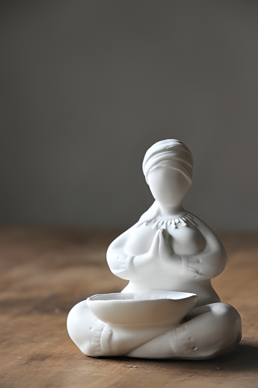 Köp Majas Ljuslykta "Curvy Yoga" vit – Unik produkt från Taavola Gården