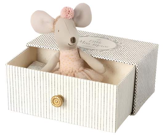 Köp Maileg Dance Mouse in daybed - Little sister – Unik produkt från Taavola Gården