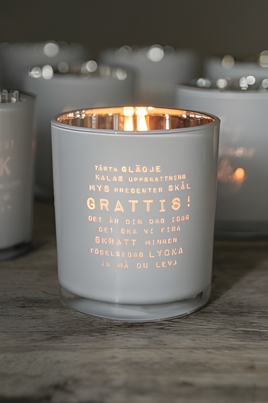 Köp Majas Ljuslykta "Grattis" – Unik produkt från Taavola Gården